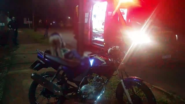 Adolescente fica ferido ao bater moto contra poste no Pioneiros Catarinenses