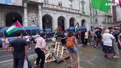 Torino, corteo pro-Palestina: acceso un falo' davanti al Comune