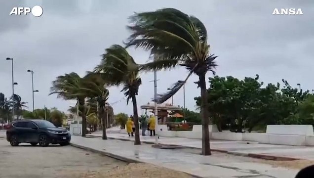 Messico, l'uragano Beryl declassato a tempesta tropicale