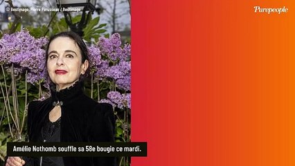 MAISON DE STARS Amélie Nothomb : Son appartement presque vide à Bruxelles où trône un canapé rose