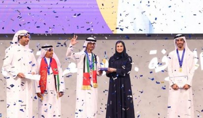 تسليم مشعل القراءة من بطلة الإماراتي السابقة إلى بطل الإمارات الحالي