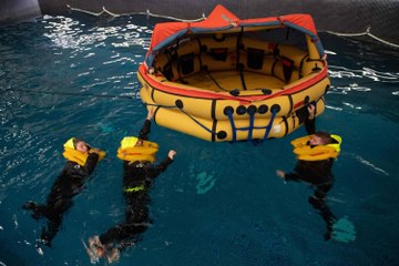 مغامرون يستعدون لرحلة تجديف في المحيط المتجمّد من دبي!