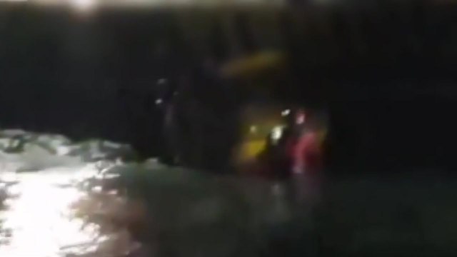 고흥 앞바다 낚시 어선 좌초...승선원 22명 전원 구조 / YTN