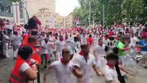 Un mozo le planta cara a un Victoriano del Río en la bajada al callejón en el tercer encierro de San Fermín