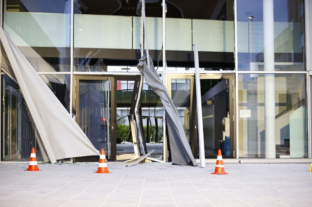 Mann raste mit Lkw gegen Kirche