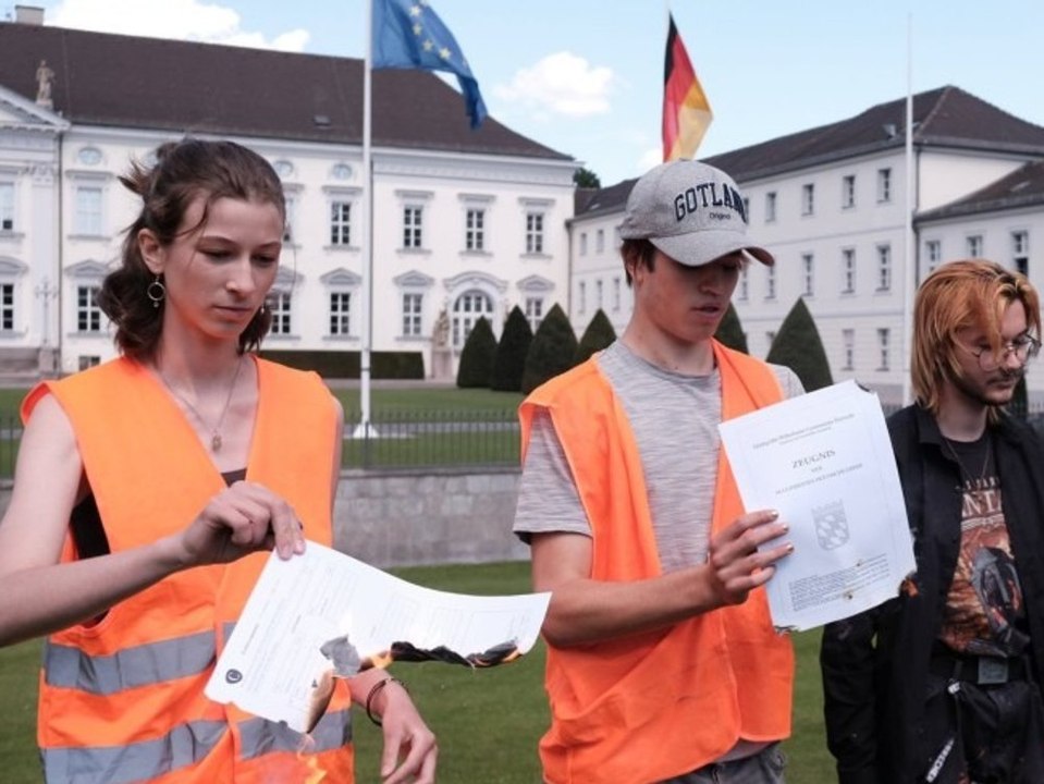 Klimaaktivisten verbrennen abizeugnisse vor schloss bellevue