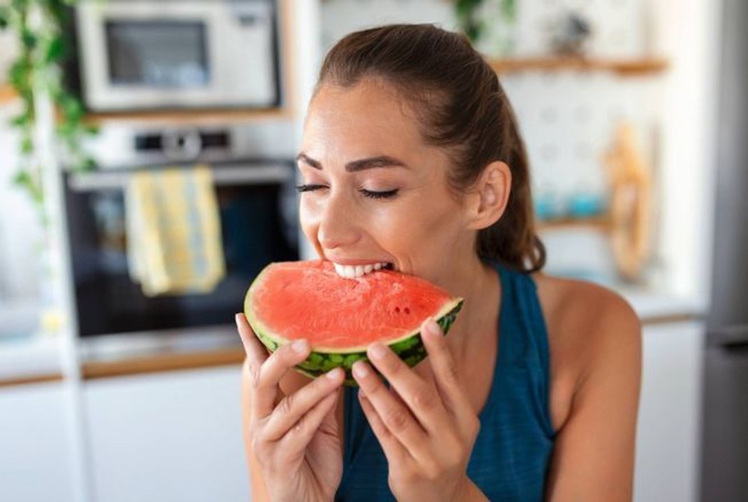 Comment utiliser la nourriture pour « s’hydrater en mangeant » cet été ? Cette experte partage ses astuces