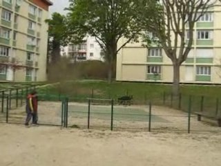 zoko 17 mois saut avec baton