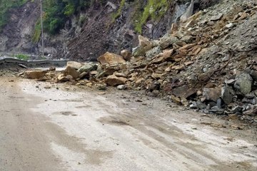 उत्तराखंड के जोशीमठ में बारिश के बीच टूटकर गिरा पहाड़, लाइव वीडियो आया सामने