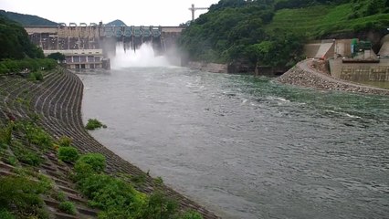 충북 충주댐 올해 첫 수문 개방...초당 1,100톤 방류 / YTN