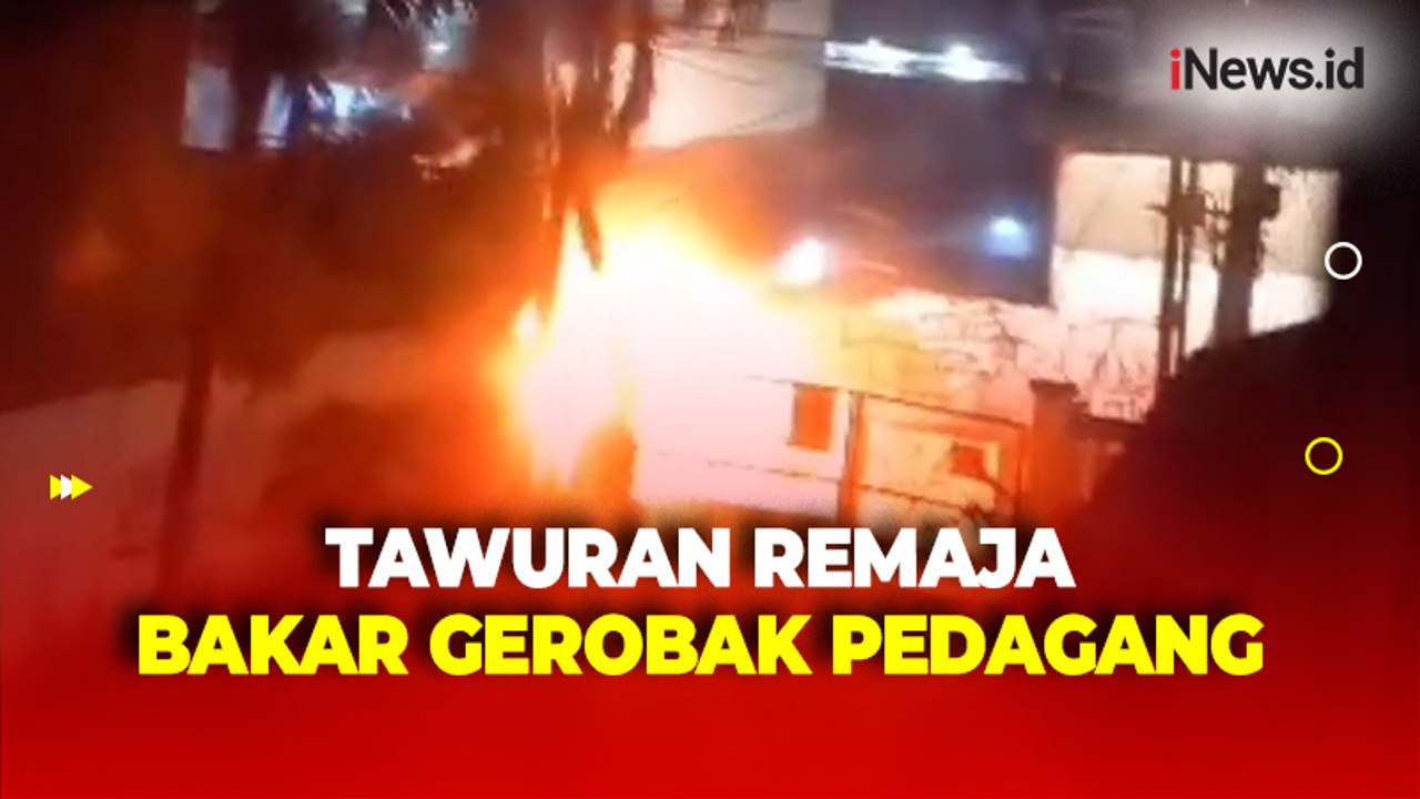 Tawuran Remaja Bersenjata Sajam dan Molotov di Condet, 1 Gerobak Pedagang Terbakar