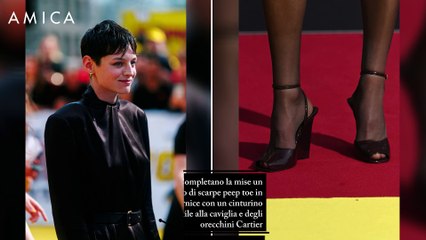 Emma Corrin sfoggia un nuovo look senza pantaloni 👗: la tendenza che conquista le star