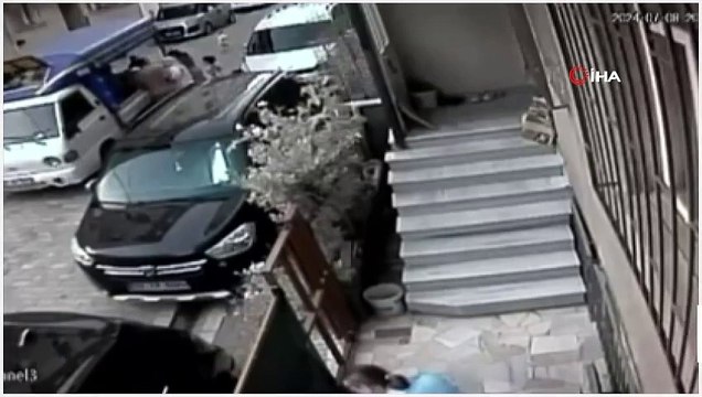 El frenini çekmeyi unuttu... Camdan içeri atlayarak durdurdu!