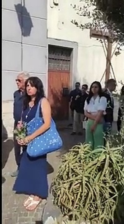 L'ingresso in chiesa della bara di Pino D'Angiò