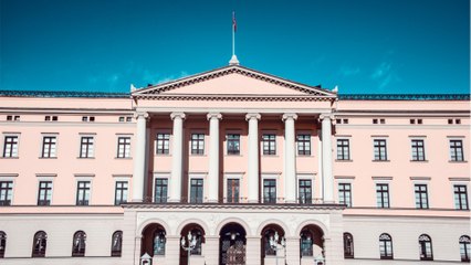 GALA VIDEO - Harald V et Sonja de Norvège : le palais royal d’Oslo attaqué aux cocktails Molotov