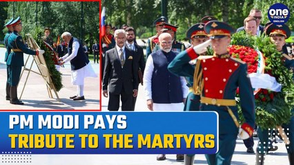 PM Modi Lays Wreath at Unknown Soldiers’ Tomb in Moscow, Russia | Watch Video