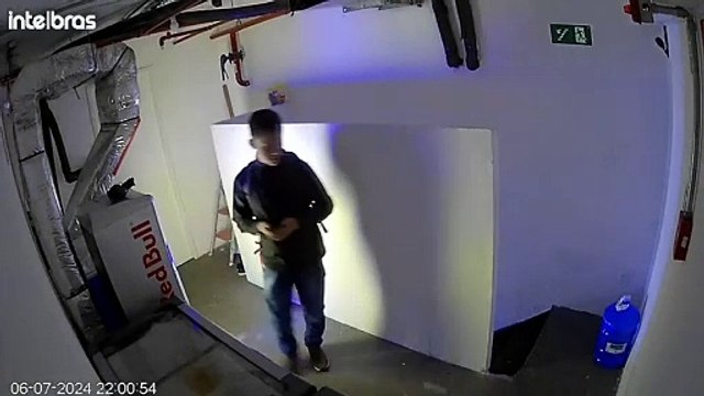 Vídeos mostram suspeito invadindo sorveteria para assaltar joalheria em Salvador