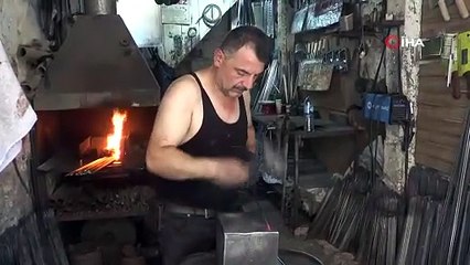 Bu mesleği yapmak kolay değil! 100 derecelik ateşin karşısında ekmek parası kazanıyor