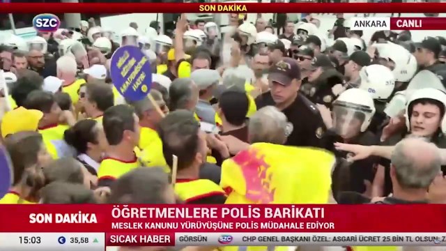 Öğretmenlere polis barikatı