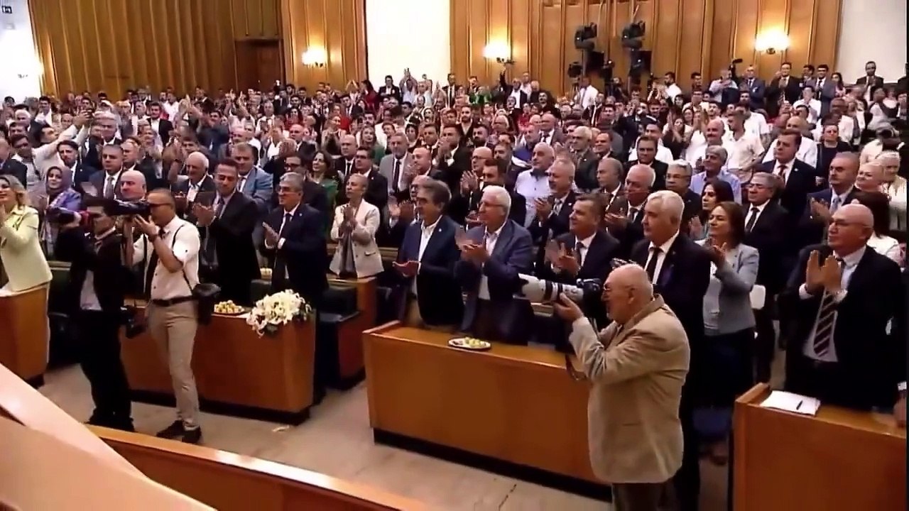 Özgür Özel’den tüm Türkiye’ye eylem çağrısı Bu akşam saat 9 da tüm ışıkları yakıp söndürelim..