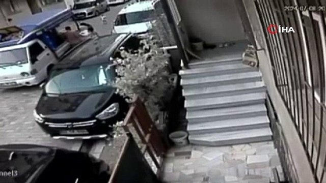El Frenini Çekmeyi Unutunca Olanlar Oldu: Patates Yüklü Kamyonu Camdan İçeri Atlayarak Durdurdu