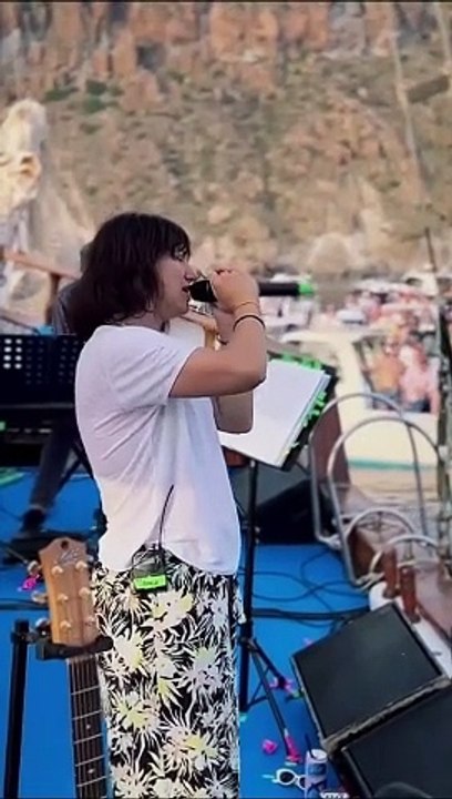 La voce di Elisa incanta gli spettatori al largo delle isole Eolie