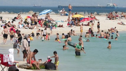 İstanbul'da sıcaktan bunalanlar denize girerek serinledi