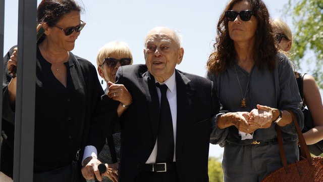 Jordi Pujol sale de la capilla ardiente de su esposa, Marta Ferrusola, y saluda a la prensa: ¡Estáis mejor vosotros que yo!