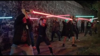 I fan di Star Wars si scontrano con le spade laser come Jedi