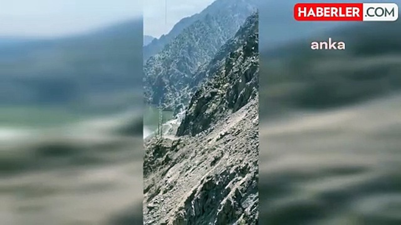 Artvin'in Yusufeli ilçesine bağlı Havuzlu Köy yolu heyelan nedeniyle kapandı