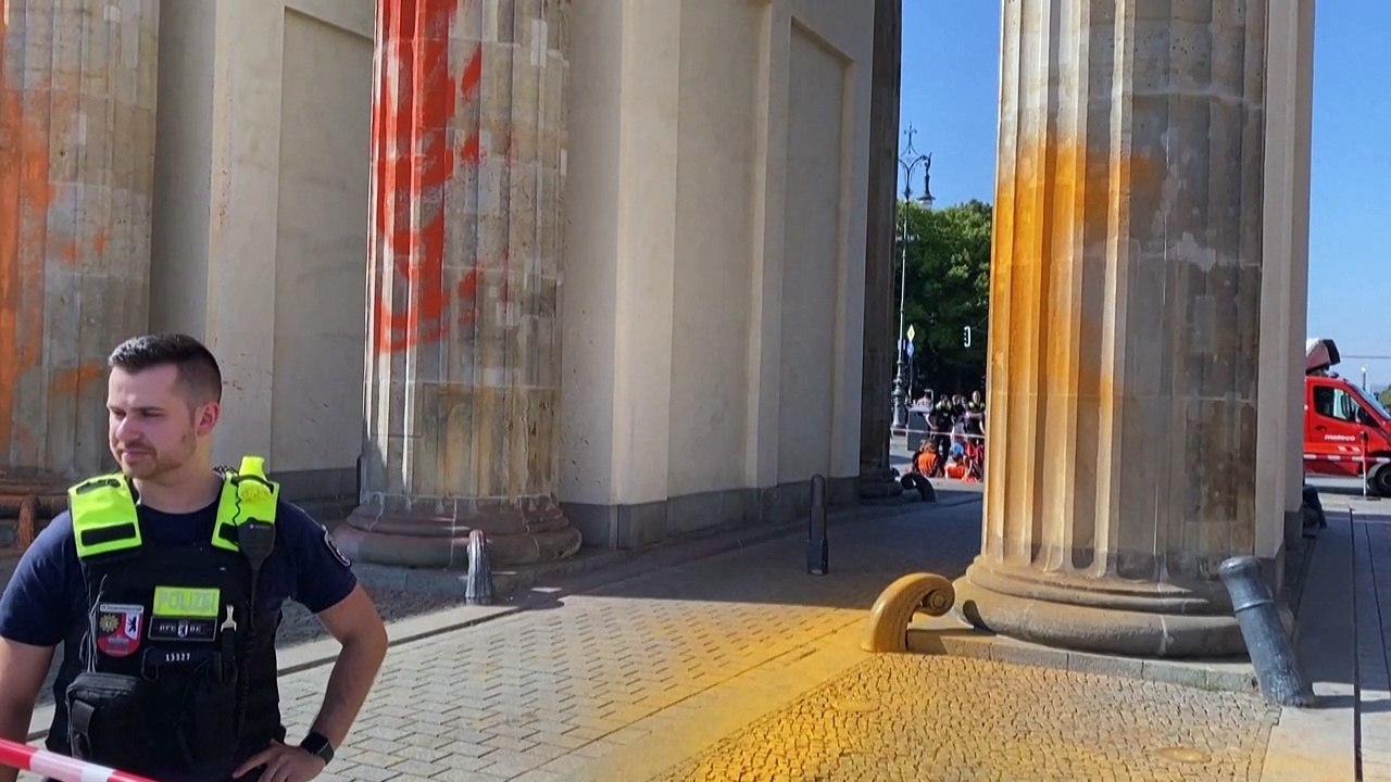 Farbattacke auf brandenburger tor: aktivisten zu freizeitarbeit verurteilt