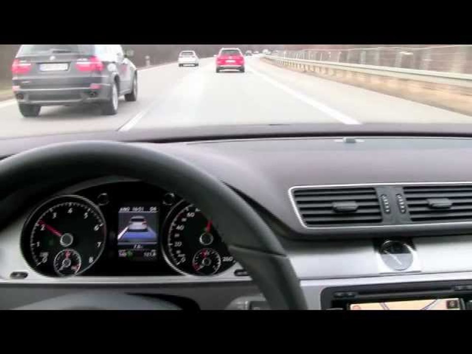 Volkswagen Passat Alltrack. Autoconducción en autopista alemana con mucho tráfico