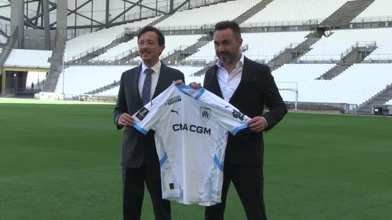 Marseille - De Zerbi pose avec Longoria et le maillot de l'OM