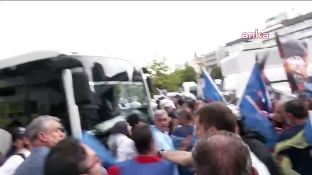 Eğitim-Sen'in MEB önündeki bekleyişi sürüyor: Üç gözaltına alındı basına müdahale edildi