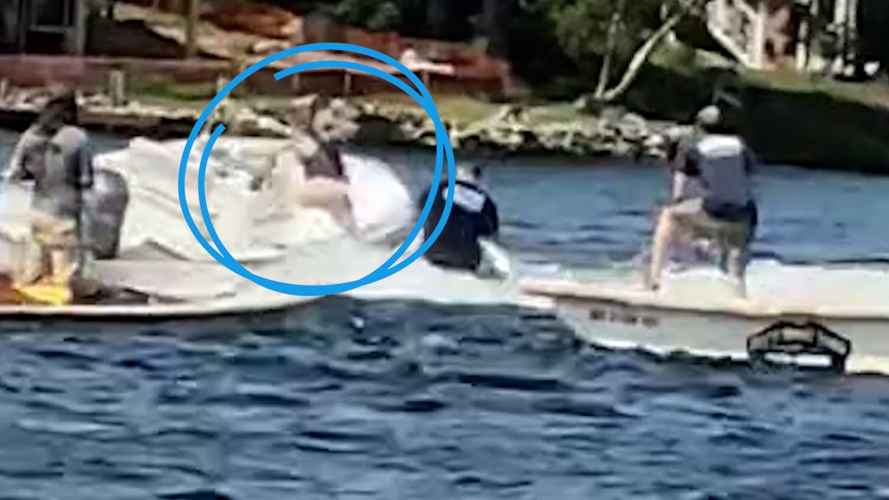 Un ado saute d'un jet ski et réussit à arrêter un bateau hors de contrôle