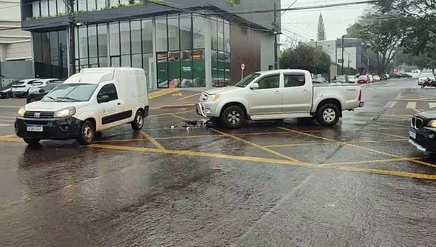 Acidente entre dois carros e uma caminhonete é registrado na Rua Mato Grosso