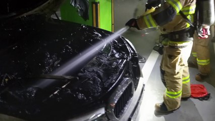 아파트 지하주차장에 있던 차에서 불...다친 사람 없어 / YTN