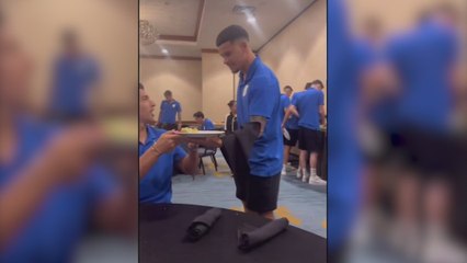 Maxi Araújo perdió una apuesta y tuvo que hacer de camarero para la selección uruguaya