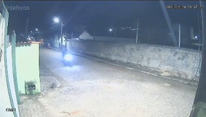 Câmeras filmaram blogueiro chegando em casa acompanhado antes de ser encontrado morto