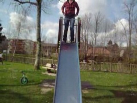 manon qui dessend le tobogan