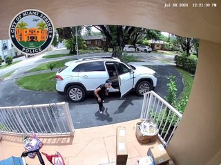 Captan en cámara a ladrona de paquetes en Miami Springs
