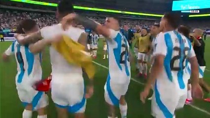 El festejo de los jugadores argentinos tras el pase a la final de la Copa América