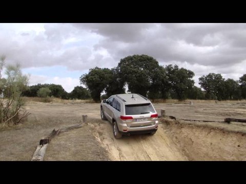 Jeep Grand Cherokee. Modelo 2014. Escenas de conducción en circuito 4x4