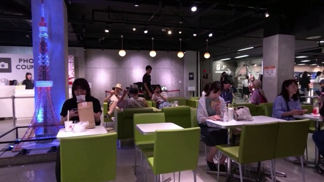 Japanese beat the heat at Tokyo Tower's 'cooling shelter'