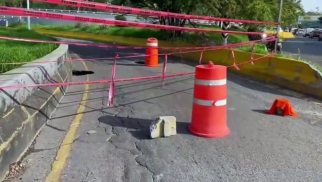 ¿El Fraccionamiento Revolución está en tu ruta diaria? Peligrosos socavón se encuentra en la entrada, entérate