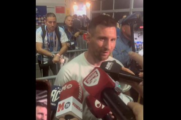 Leo Messi se detiene a responder ante los micrófonos de MARCA
