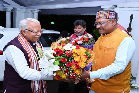 CG Politics: छत्तीसगढ़ आए हरियाणा के पूर्व CM मनोहर लाल खट्टर, मुख्यमंत्री साय ने फूलों से किया स्वागत, देखें Video