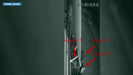 Testano pistola con silenziatore in strada, quattro arresti a Catania