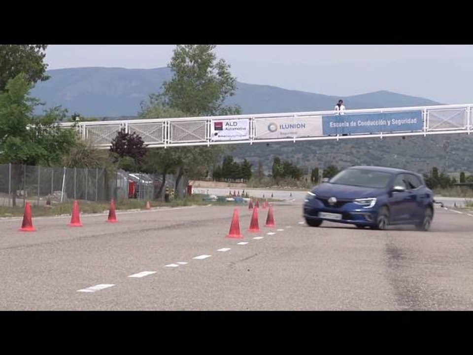 Renault Mégane 5p GT TCe 205 CV. Maniobra de es...