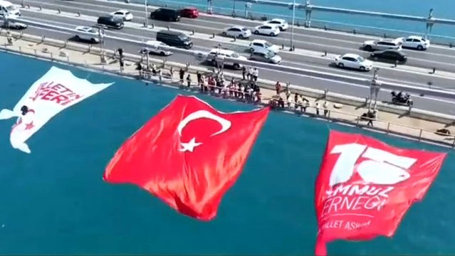 15 Temmuz Şehitler Köprüsü’ne dev Türk bayrağı asıldı